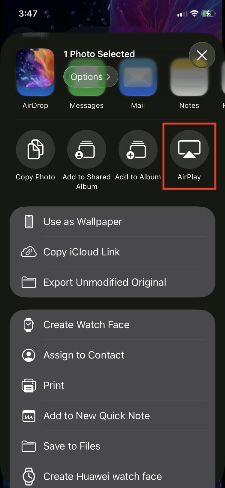 Tippe in der Fotos-App auf dem iPhone auf die AirPlay-Option